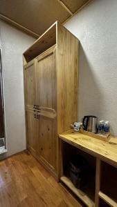 Kon Von KlaにあるMăngDiang Boutique Hotelのキッチン(木製キャビネット付) +44枚の写真