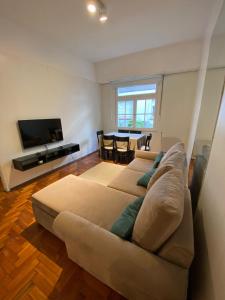 a living room with a couch and a table at Apartamento Malabia in Buenos Aires