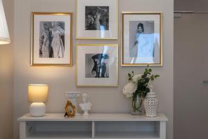 un estante con fotos de mujeres en una pared en Queen St Residence en Brisbane