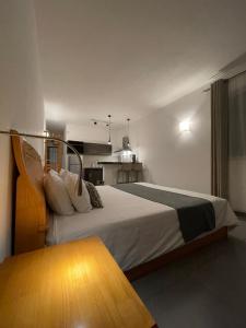 une chambre d'hôtel avec un lit et une table dans l'établissement Arkenstone Studios, à La Gaulette