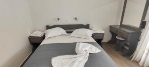 1 dormitorio con 1 cama con tocador y espejo en ODYSSEY BY CLIMBING HOUSE, en Myrties
