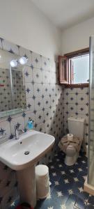 y baño con lavabo y aseo. en ODYSSEY BY CLIMBING HOUSE, en Myrties