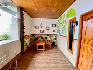 un pasillo con paredes coloridas y una mesa en una habitación en Sawitri Homestay en Padangbai