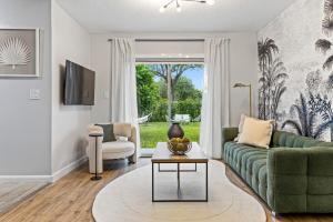 Posezení v ubytování Hidden Garden: A Serene Miami Escape + 27 fotografií