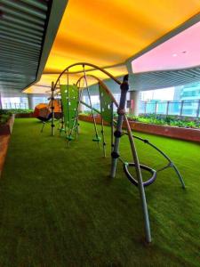 eine Reihe von Spielgeräten in einem Zimmer mit Gras in der Unterkunft Air Residence A1 Central Makati Business District in Manila