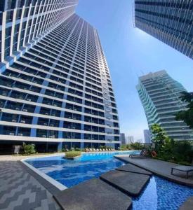 Der Swimmingpool an oder in der Nähe von Air Residence A1 Central Makati Business District