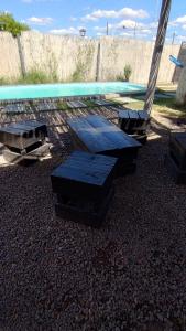 una mesa de picnic junto a una piscina en La tempranera en La Rioja