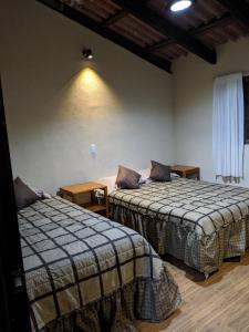 um quarto com duas camas num quarto em Cabaña El Salto em Cuetzalan