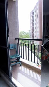 - un balcon avec banc bleu dans un bâtiment dans l'établissement VILLAVICENCIO! Increíble, Hermoso y moderno APARTAMENTO COMPLETO, con PISCINA!, à Villavicencio