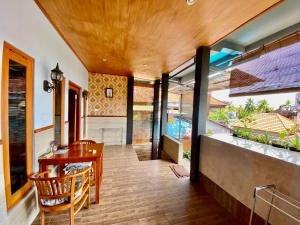 a kitchen and dining room with a table and a fishtank at Sawitri Homestay in Padangbai