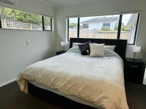 Postel nebo postele na pokoji v ubytování Tranquil Taupo + 37 fotografií