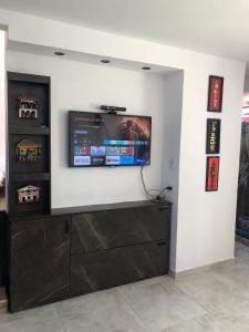 Un televisor de pantalla plana en la pared de una habitación. en RICAURTE BAHÍA SOLERO MALAGA, en Ricaurte