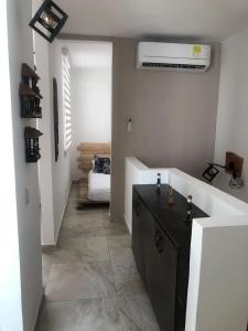 Habitación con baño con lavabo y encimera. en RICAURTE BAHÍA SOLERO MALAGA, en Ricaurte