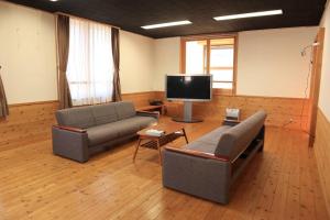 TV a/nebo společenská místnost v ubytování 都留市エコハウスで移住体験を