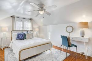 Katil atau katil-katil dalam bilik di Highly desired Lindley Park home in Greensboro