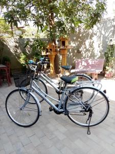 duas bicicletas estacionadas uma ao lado da outra num pátio em The Chill River-Boutique Villa em Siem Reap