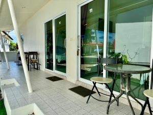 a patio with a table and chairs on a building at ฝันดี รีสอร์ท-Fundee resort in Chanthaburi