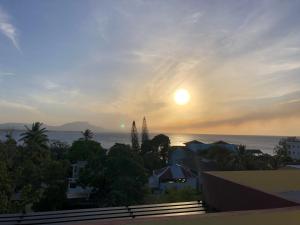 Blick auf das Meer bei Sonnenuntergang von einem Gebäude aus in der Unterkunft Sosua Inn Hotel in Sosúa