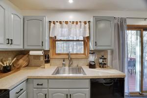 Gallery image of 15 Min to Ski Resorts, Dog Friendly, Cozy 3 BR, Game Area & Fire Pit in East Stroudsburg +41 photos