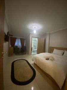 Кровать или кровати в номере Coisin Royal Hotel