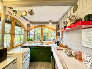 Kuchyň nebo kuchyňský kout v ubytování Juhfark Apartman Varsádi Wineyard