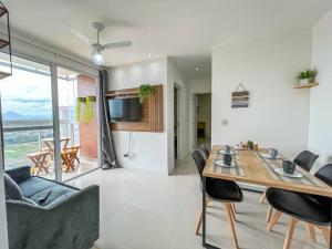 Televisyen dan/atau pusat hiburan di Ap novo em frente a shopping center e próximo a praia