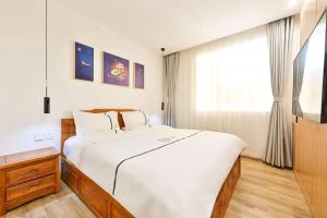 Voodi või voodid majutusasutuse Xingshe Alley Courtyard Hotel Beijing Wangfujing Forbidden City Branch - Breakfast included & English speaking reception & Free WiFi and Laundry room & Hutong Culture & Cat-keeping & Flower-growing Terrace & One day tour service & Free coffee toas