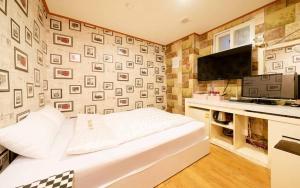 TV a/nebo společenská místnost v ubytování Chess Motel