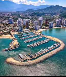 een luchtzicht op een jachthaven met boten in het water bij Hotel Costa Norte in Santa Marta