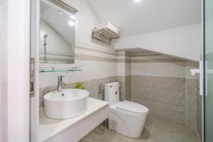 un bagno con lavandino e WC di Khách Sạn Lối Về Đà Lạt a Da Lat