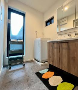 Kuchyň nebo kuchyňský kout v ubytování JoyHome 天下茶屋駅7分4LDK一軒家 難波梅田黒門関空直通 無料駐車場