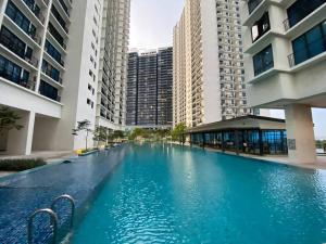 ein großer Pool in einem Gebäude mit hohen Gebäuden in der Unterkunft Trefoil @ Studio Comfy~Dhomestay 1 in Shah Alam