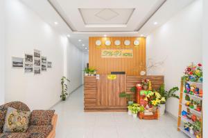 una hall con sala d'attesa e reception di Khách Sạn Lối Về Đà Lạt a Da Lat