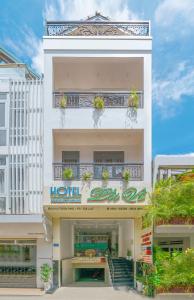 een wit gebouw met een hotelbord erop bij Khách Sạn Lối Về Đà Lạt in Da Lat