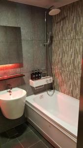 uma casa de banho com um lavatório, uma banheira e um WC. em Y Hotel em Seul