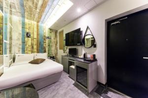 um quarto de hotel com uma cama e um espelho em Y Hotel em Seul