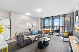 Amazing CBD 2BR Apt - Walkable & Wi-Fi & Charm的休息区