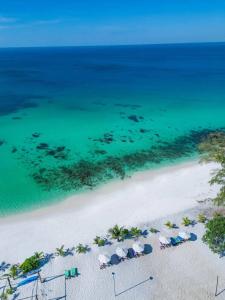 una vista aerea su una spiaggia con ombrelloni e sull'oceano di Long Beach Resort Koh Rong a Koh Rong Island