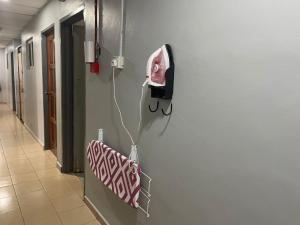 um corredor hospitalar com um telefone na parede em OYO 90914 Hotel Mei Wah em Kampong Selanchor