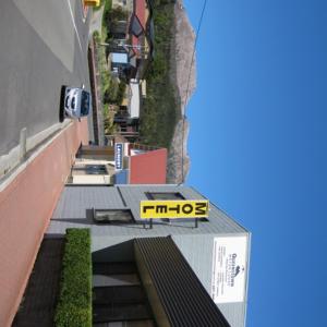 ein gelbes Schild auf dem Dach eines Gebäudes in der Unterkunft Queenstown Motor Lodge in Queenstown