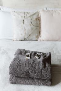 una coperta su un letto con due cuscini di "On Burgum Pond" Cottages a Maleny