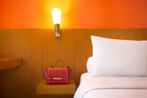 Een bed of bedden in een kamer bij Hotel Ibis Semarang Simpang Lima
