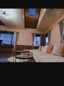 Posezení v ubytování Hakone View Stay 箱根ビューステイ 山と湖の自然を望む BBQ完備