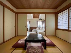 Postel nebo postele na pokoji v ubytování Hakone View Stay 箱根ビューステイ 山と湖の自然を望む BBQ完備