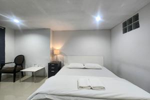 Freesia Bangphi Guest House客房内的一张或多张床位
