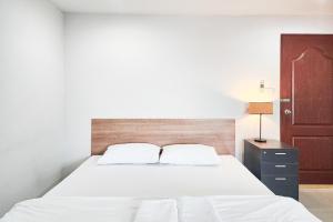 Freesia Bangphi Guest House客房内的一张或多张床位