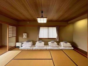 Postel nebo postele na pokoji v ubytování Hakone View Stay 箱根ビューステイ 山と湖の自然を望む BBQ完備