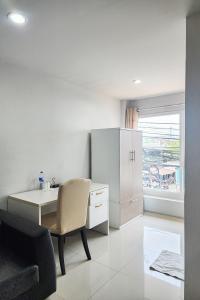 Freesia Bangphi Guest House的休息区