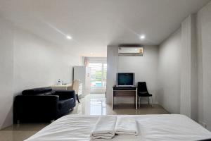 Freesia Bangphi Guest House客房内的一张或多张床位