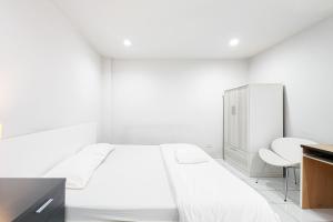 Freesia Bangphi Guest House客房内的一张或多张床位